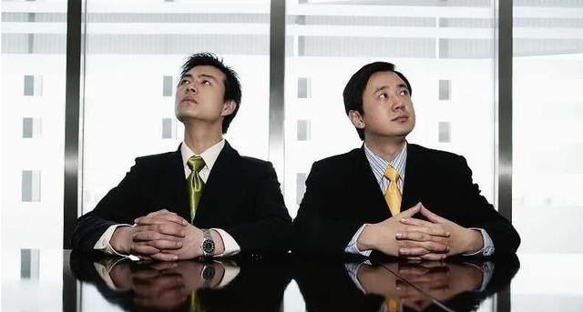 |在同事面前，什么都能炫耀，唯独要在3件事上装傻，这才是聪明人