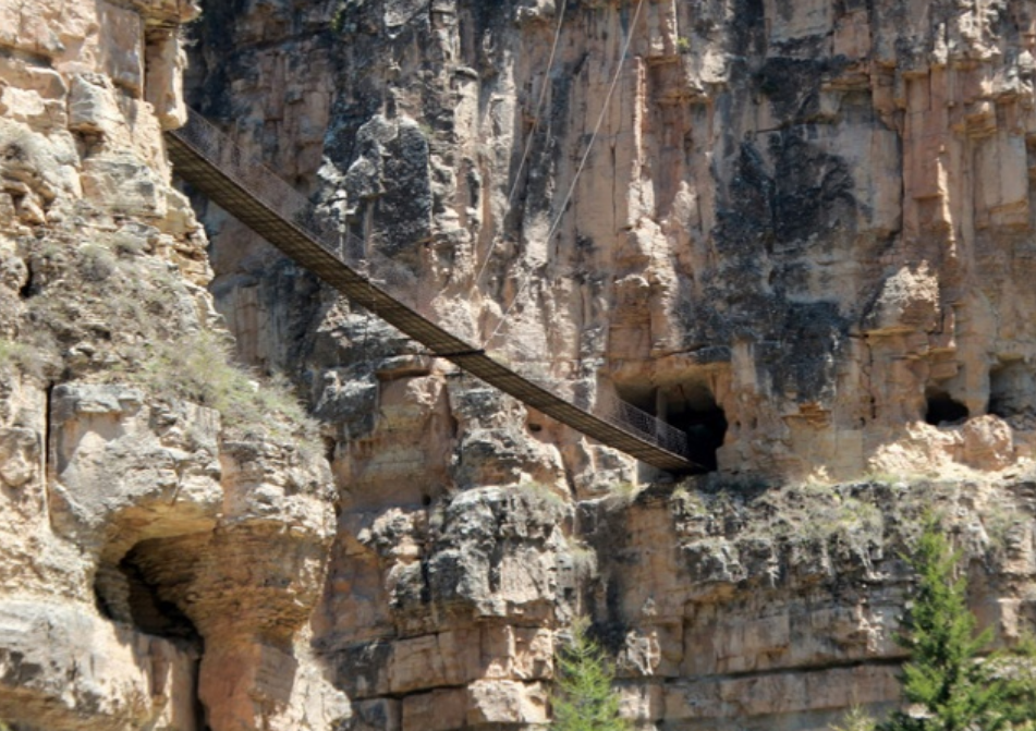 历史解密坊|山西宁武有“诡异”悬棺，游人可以从棺体的缝隙，窥视到里面东西