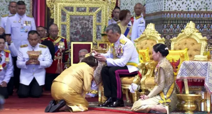 「泰国旅游」泰国旅游遇到国王，当地人全都跪下时，中国游客也要跟着跪吗？