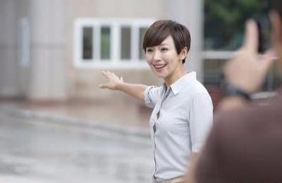 欧阳夏丹|42岁的欧阳夏丹,默默离开《新闻联播》主持,其中原由引发讨论