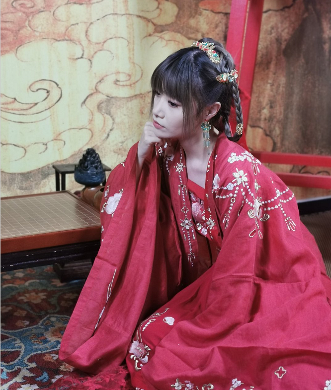 酒剑|风小筝将为电影《酒剑》演唱主题曲，微博晒古韵美照，并附带《归还》MV视频