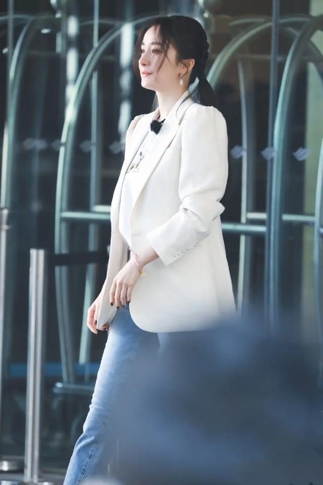 西装|杨幂状态可真好,穿米色西装配牛仔裤录综艺,双马尾俏皮又可爱