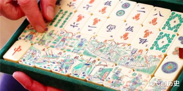 觉得中国麻将丑,美国女子独立“发明”白人麻将,看着好气!