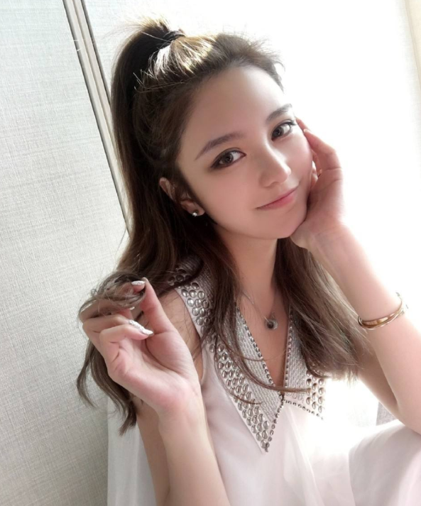 『詹姆斯』周扬青是富二代？观看NBA她坐詹姆斯旁边，这位置不是有钱就能买到