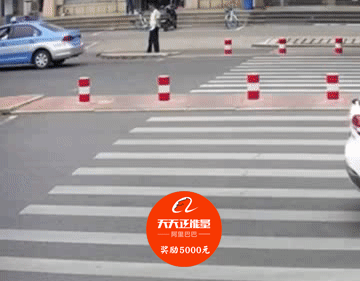 ?天天正能量官方|当着民警的面“车窗抛物”后获奖五千元，的哥懵了！