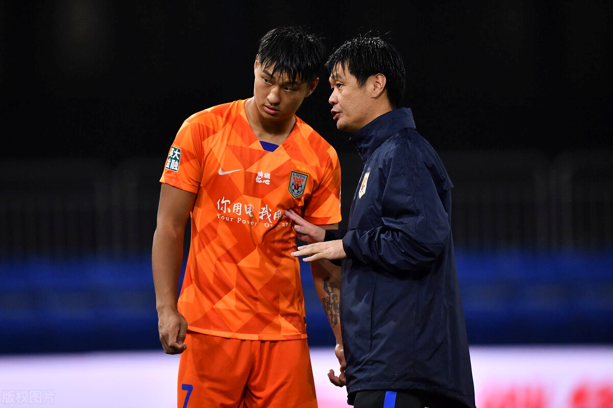 郭田雨|郭田雨黄牌动作后被换下，李霄鹏不忘安慰，赛后二人单独再交流！