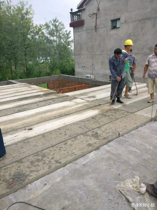 @想在农村老房预制板上加一层混凝土，省去装模工序，可以吗？