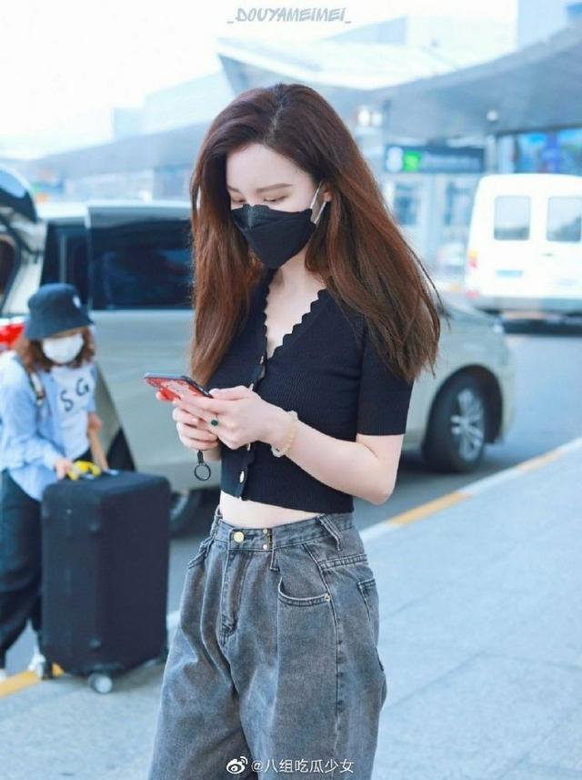 『金莎』金莎女团妆惊艳，张萌透露女星集体拒交手机，姐姐综艺未播先红