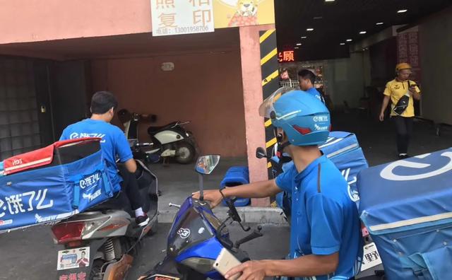 饿了么|外卖骑手的生死时速:困在系统里,危险谁买单?