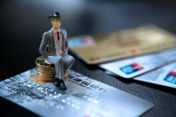 「」银行卡长期不使用里面没钱也没注销，多年以后会欠银行很多钱吗？