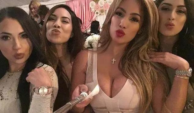 梅威瑟|拳王梅威瑟为何要同时交往7位女友？皆是套路！只为满足特殊要求