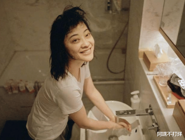 梅婷|梅婷现实有多邋遢？看清家中照片后，餐厅凌乱得像\垃圾场\！