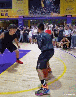 『斯蒂芬·库里』这个刷爆朋友圈的独臂篮球少年，不只是令库里震惊这么简单......