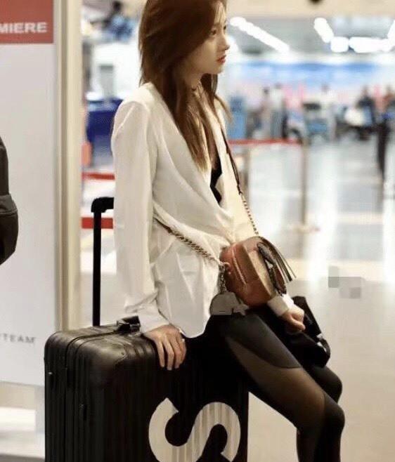 【关晓彤】关晓彤把“无痕裤”带火了！坐行李箱上凹造型，腿长1.8的视觉感