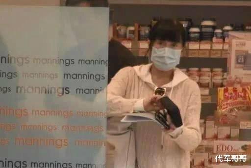 肖战▲还记得黄日华版《射雕英雄传》中的华筝吗？如今56岁的她婚姻幸福