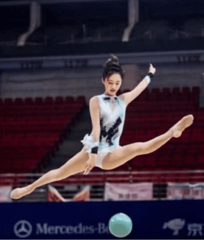 【安悦溪】31岁的“糖宝”再次走红， 体操舞姿让人心动， 网友：这腿是真的吗？