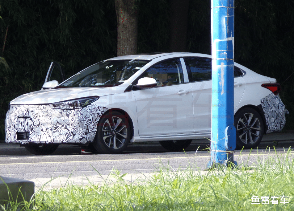 「艾瑞泽gx」风格骤变，奇瑞全新艾瑞泽GX实车谍照首曝，配置升级非常明显