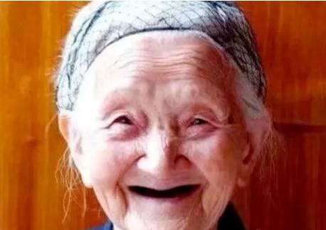 『』一旦老人出现以下“征兆”，他们时间所剩不多了，子女要早点了解！