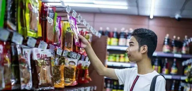 「发际线」剪一次头发被讹4万，转身广告接到手软，发际线男孩如今怎么样了