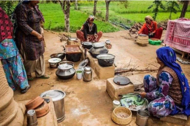 『印度』为啥印度人觉得中国落后?看看印度最有钱的村庄,你们就理解了