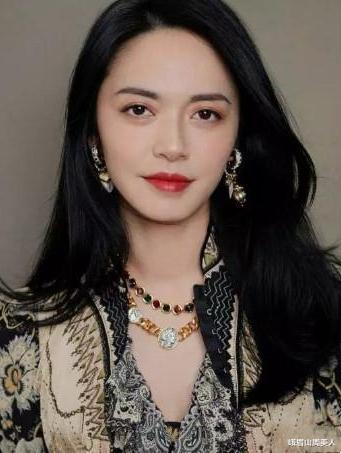 发型|?女人过了50就别再留“黑长直”了，试试这4种发型，阿姨变回姐姐