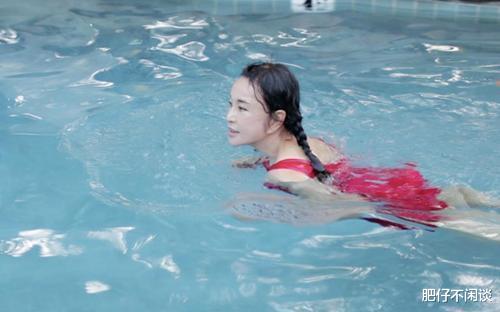 #刘晓庆#64岁刘晓庆不化妆啥样？看到泳池内现原形的她，谁家的奶奶走丢了