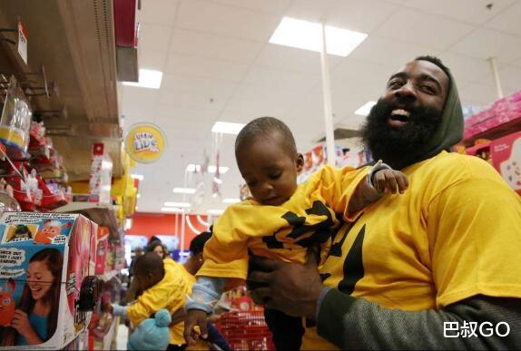 周琦@天赋啊！看完字母哥和哈登母亲照片，你会发现，我们真错怪周琦了