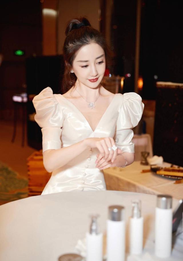 『礼服』“殷素素”陈欣予气质出众,泡泡袖礼服高贵大气,高扎马尾洋气