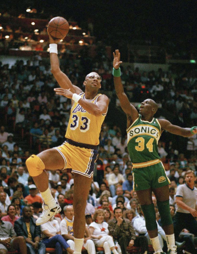 [姚明]姚明生涯一共得到9247分4494板，在中锋里排第几？能进入前20吗？