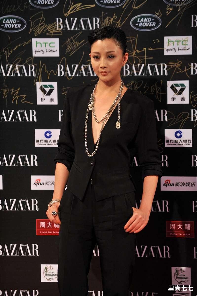 「西装」殷桃造型大翻车，剪短发太像男人，西装配粉红高跟鞋真雷人