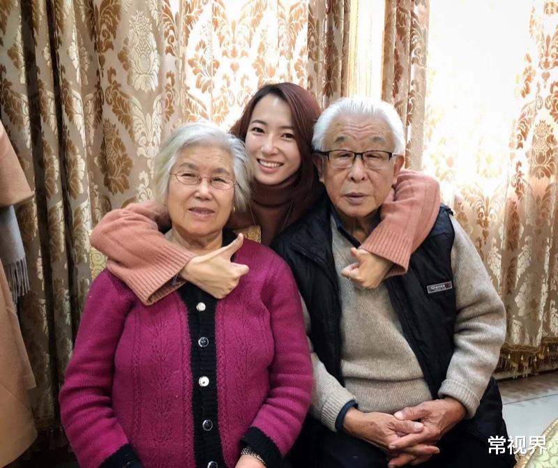 常视界|孙女中秋突然回家，爷爷看到后惊喜哭泣，青州姑娘：多陪陪家人