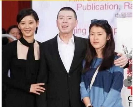 冯小刚|王菲13岁女儿和冯小刚29岁女儿，同患兔唇，如今却有着天壤之别
