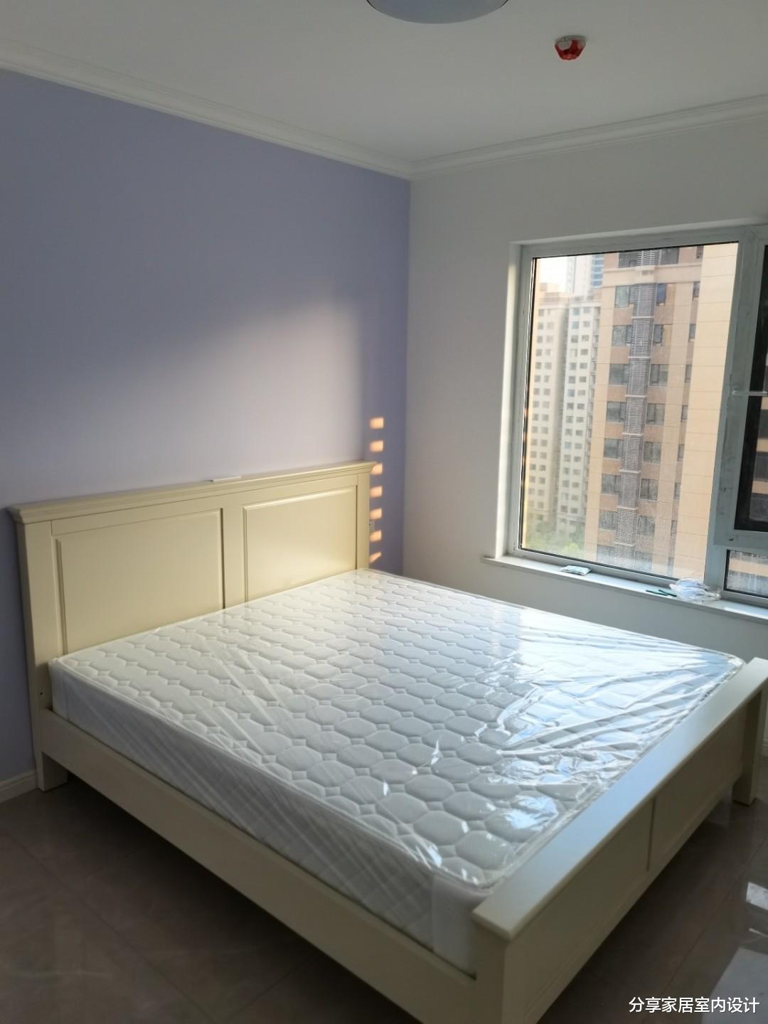 |看她家新房，贴石膏线条代替吊顶，墙面刷灰色，省钱又好看！