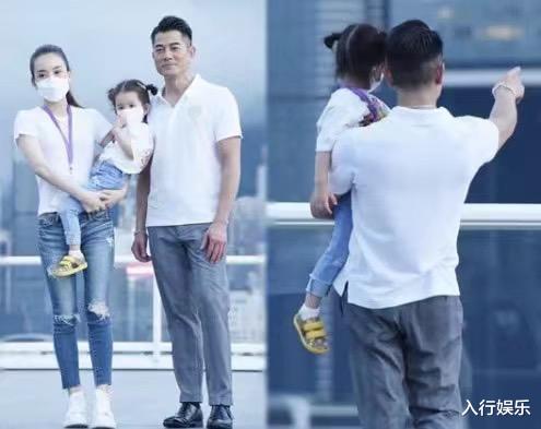 郭富城▲郭富城一家三口首次亮相，女儿美人眼很漂亮，城城忍不住亲吻额头