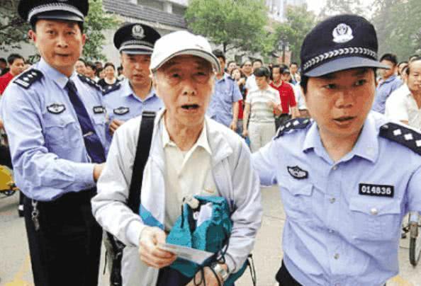 ▲84岁耄耋老人再次备战，高考估分630，得知真实成绩：心慌慌