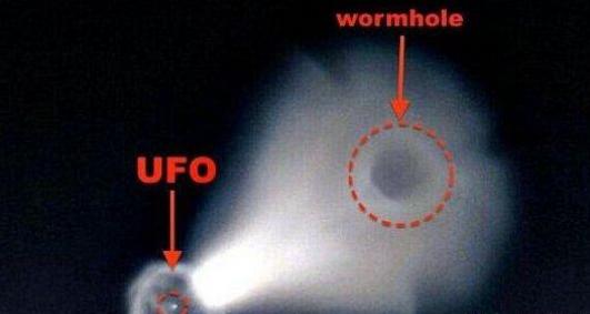 |美国上空有一只鸟儿静止在空中，遭居民围观，难道时空被扭曲了？