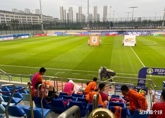 点球|恒大跟队美女记者：深足对鲁能的比赛至少3个点球没判