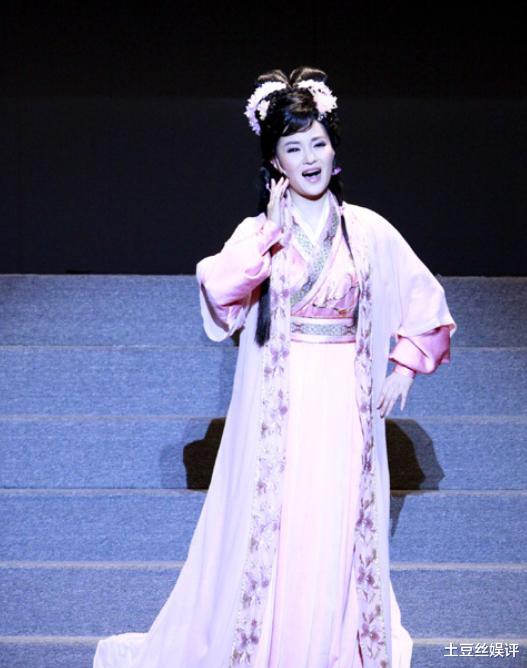 春晚|国家一级演员上12次春晚，身家过亿，丈夫身份不简单