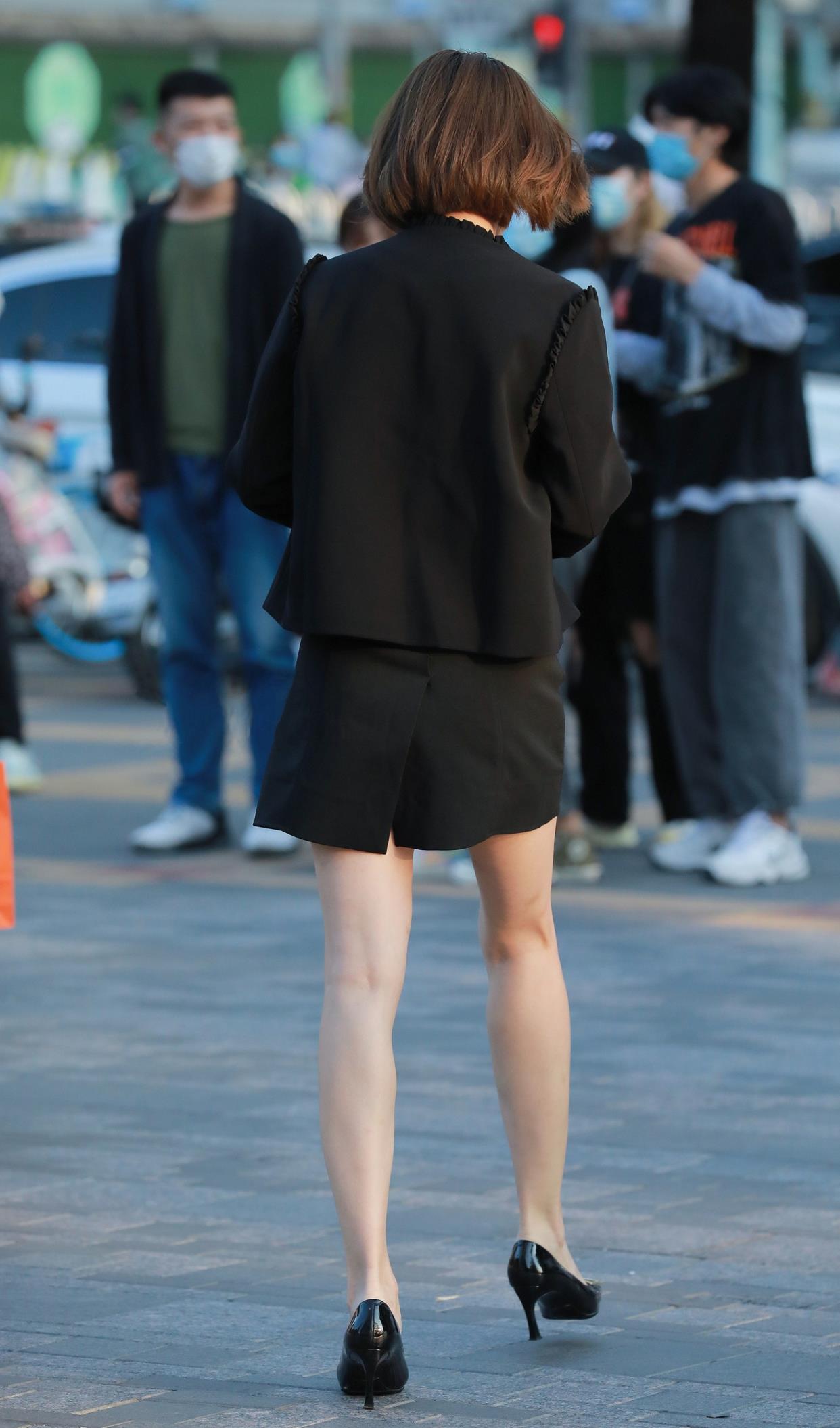 毛呢|毛呢两件套裙子搭配尖头细跟鞋，职业女性这样穿，精致干练又优雅