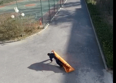 「咸宁」拍婚纱照时，新郎突然撒开新娘的手转身就跑！网友：值得嫁！