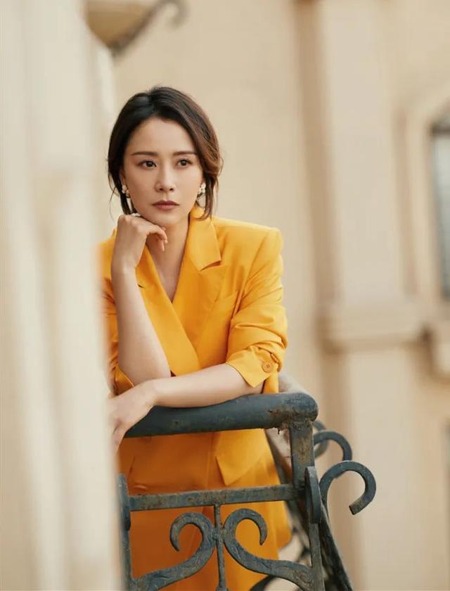 高马尾|有种“变脸”叫海清留长发，摆脱大妈短发后，气质猛涨百倍