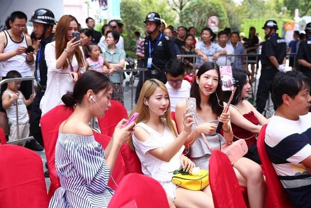 墨语笙歌|那位外貌神似弥勒佛的小伙,被富婆看上带回家“供养”,结局咋样