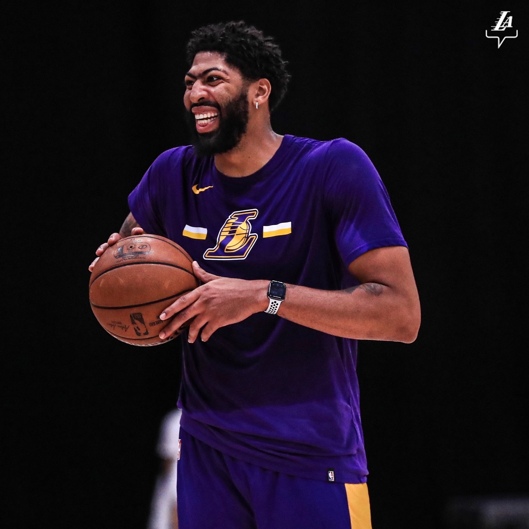 德怀特·霍华德|恭喜！霍华德归队合练，詹眉两领袖咧嘴大笑，詹皇单膝跪地太抢镜