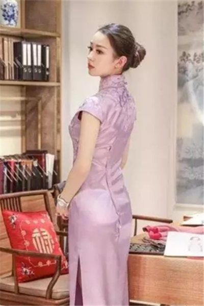吉娜·爱丽丝|为什么吉娜不愿抛弃小码衣服？看到她换上“男友衫”后，有点羡慕