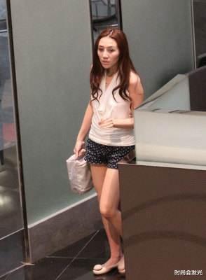 [莫寒]赌王四太两女儿没气质？眼睛总是“犯困”，碰上二房女儿秒被碾压