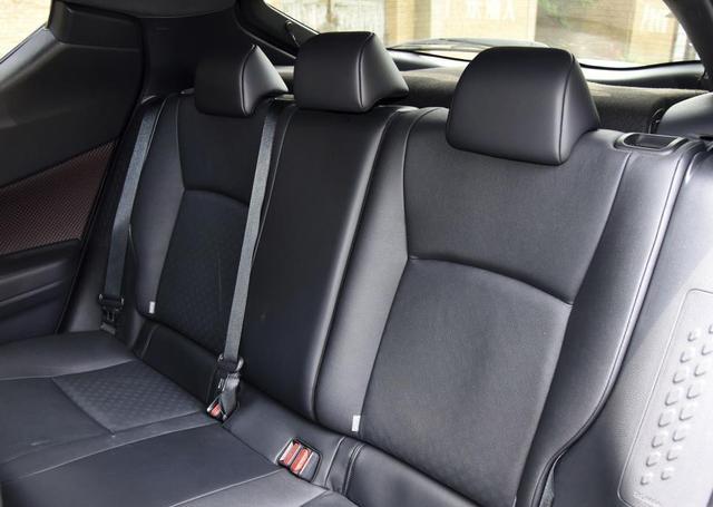 奕泽izoa|花15万提辆丰田奕泽IZOA值吗？开了5600公里，车主憋了几句话要说