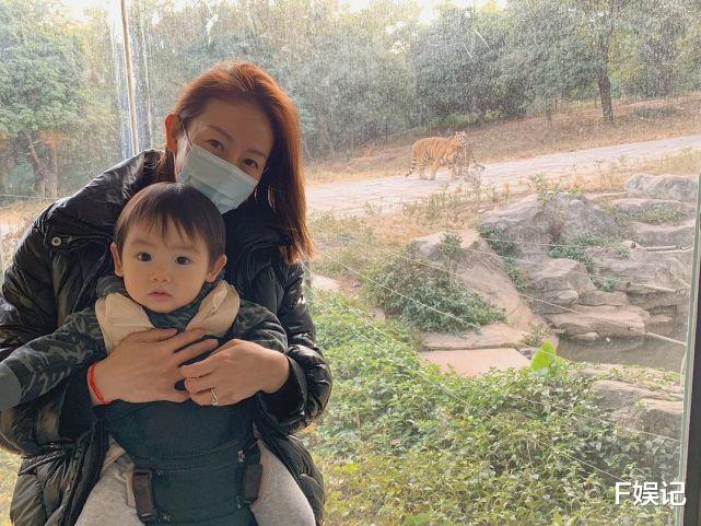 前TVB小花到內地拍戲老公兒子跟著過去 一傢三口去動物園遊玩-圖5