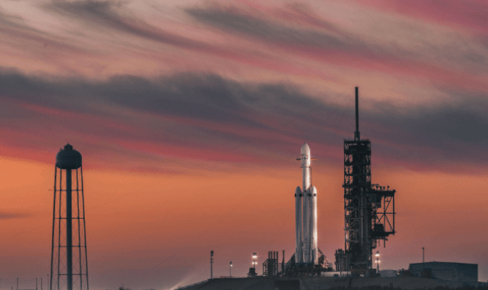 卫星：美国航空基地传来噩耗，60颗卫星升空失败，太空部署惨遭崩盘