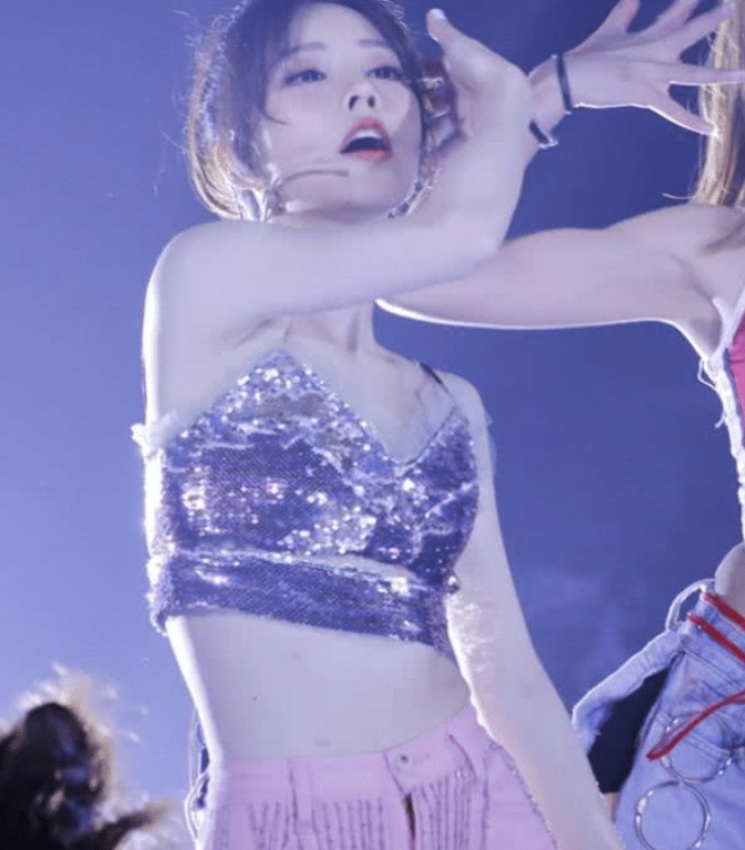 「冯提莫」冯提莫演唱会胆子越来越大，穿20cm短装，网友：这腰才是亮点