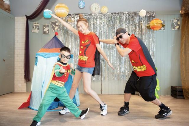 #陈小春#陈小春挺逗！二胎儿子正面照晒成表情包，哥哥也没逃过老爸的魔拍